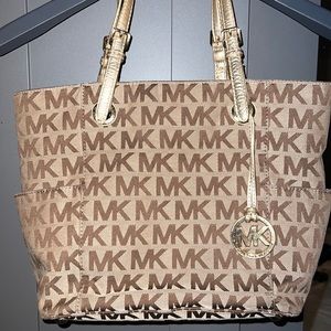 Michael Kors Shoulder Bag.